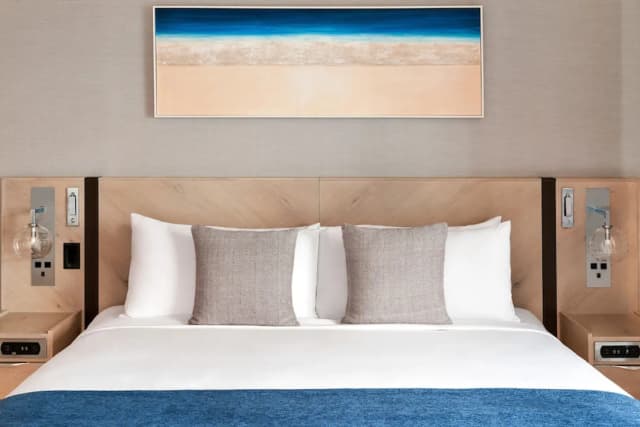 北溫哥華海濱飯店-豪華客房, 1 張特大雙人床-3