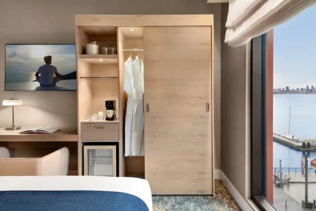 北溫哥華海濱飯店-客房, 1 張特大雙人床, 部分海景-1