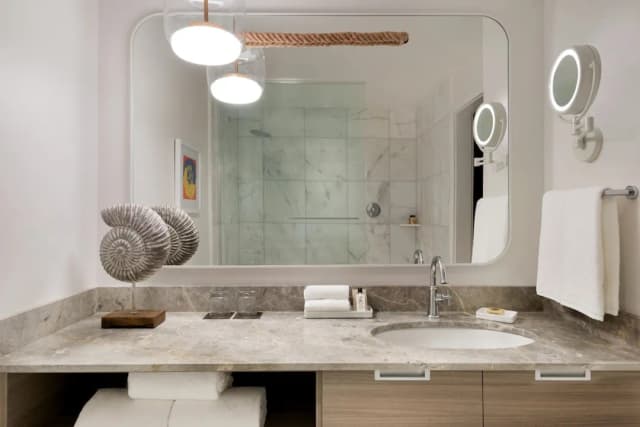 北溫哥華海濱飯店-客房, 1 張特大雙人床, 部分海景-5