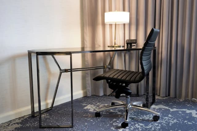 多倫多中心洲際飯店 - IHG 旗下飯店-尊榮客房, 1 張特大雙人床 (Lake Ontario View, High Floor)-5