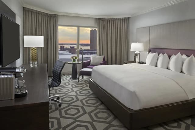 多倫多中心洲際飯店 - IHG 旗下飯店-尊榮客房, 1 張特大雙人床, 可使用俱樂部酒廊-3