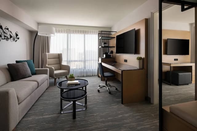 溫哥華機場萬豪酒店-行政套房, 1 張特大雙人床及 1 張梳化床, 城市景 (Corner)-1