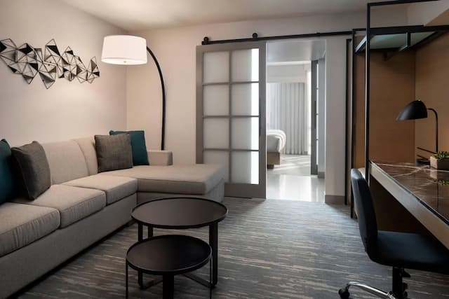 溫哥華機場萬豪酒店-普通套房, 1 張特大雙人床及 1 張梳化床-1