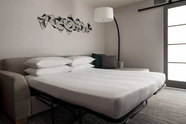 溫哥華機場萬豪酒店-普通套房, 1 張特大雙人床及 1 張梳化床-4