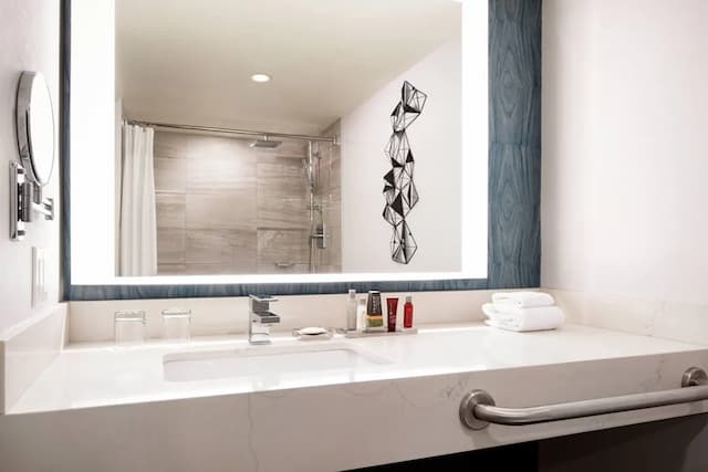 溫哥華機場萬豪酒店-普通套房, 1 張特大雙人床及 1 張梳化床, 城市景-5