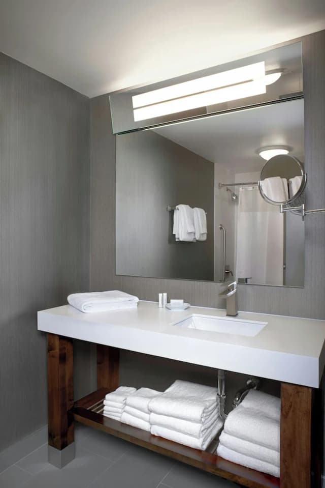 多倫多市中心萬怡飯店-客房, 1 張特大雙人床-3