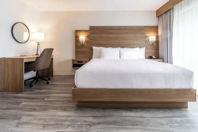 溫哥華 Atrium 酒店-套房, 1 張特大雙人床及 1 張梳化床, 小廚, 轉角-10