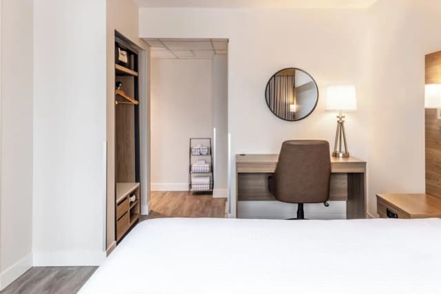 溫哥華 Atrium 酒店-套房, 1 張特大雙人床及 1 張梳化床, 小廚, 轉角-3