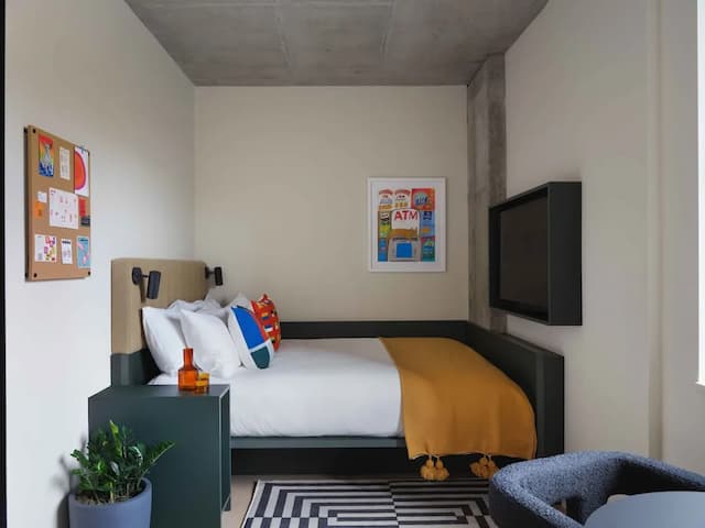 Penny Williamsburg-Sleeper Queen-4