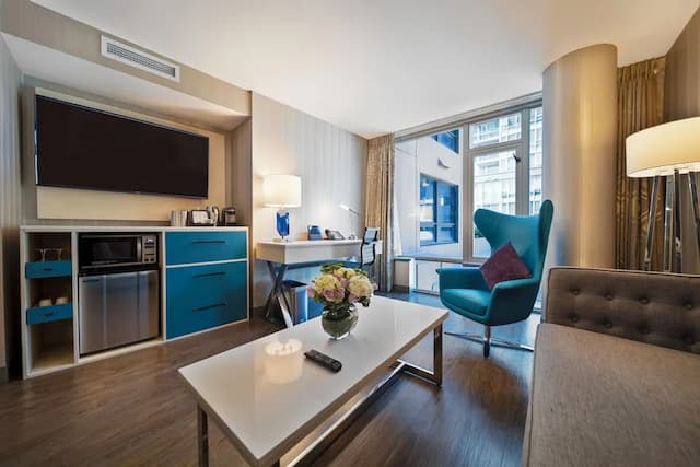 溫哥華布魯酒店-特色套房, 1 張特大雙人床及 1 張梳化床-2