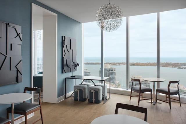 Delta Hotels by Marriott Toronto-Club Room, 1 King Bed-10