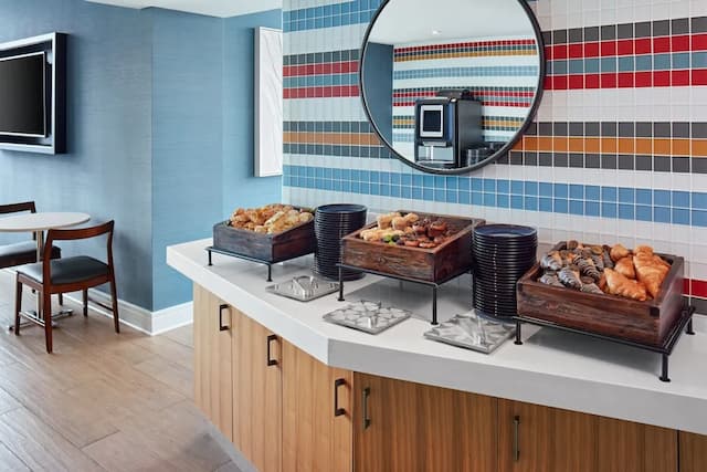 Delta Hotels by Marriott Toronto-Club Room, 1 King Bed-15