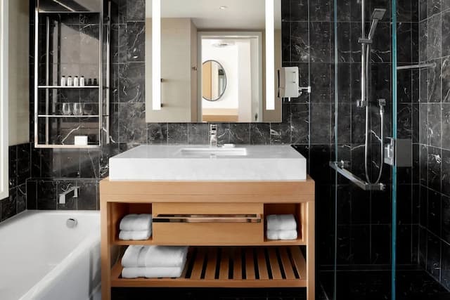 Delta Hotels by Marriott Toronto-Club Room, 1 King Bed-5