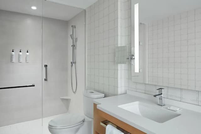 Delta Hotels by Marriott Toronto-Junior Suite, 1 King Bed, Tower (View)-5