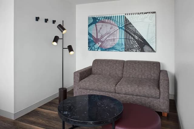 Delta Hotels by Marriott Toronto-Junior Suite, 1 King Bed, Tower (View)-2