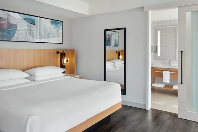 Delta Hotels by Marriott Toronto-Junior Suite, 1 King Bed, Tower (View)-1