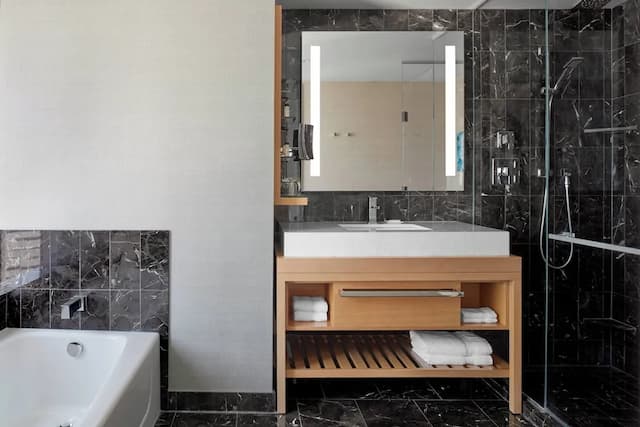 Delta Hotels by Marriott Toronto-Family Suite, 2 Bedrooms-13