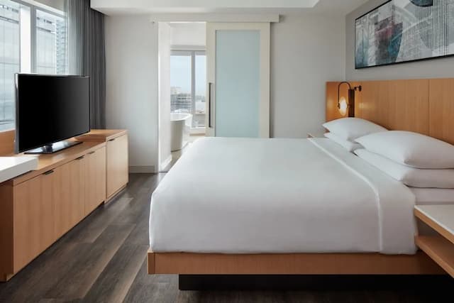 Delta Hotels by Marriott Toronto-Deluxe Room, 1 King Bed, Corner-1