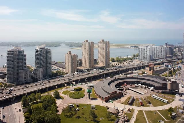 Delta Hotels by Marriott Toronto-Room, 1 King Bed, Harbor View-4