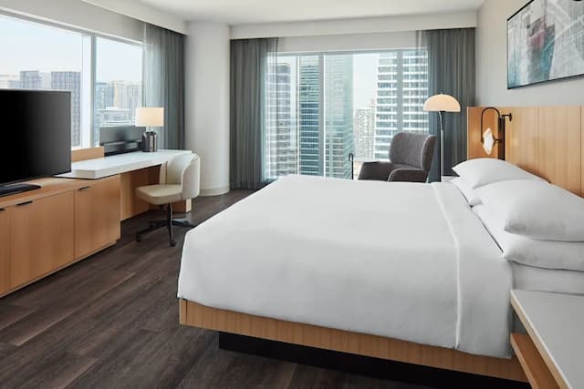 Delta Hotels by Marriott Toronto-Room, 1 King Bed, Tower (View)-1