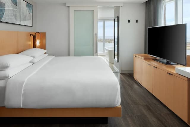 Delta Hotels by Marriott Toronto-Room, 1 King Bed, Corner-4