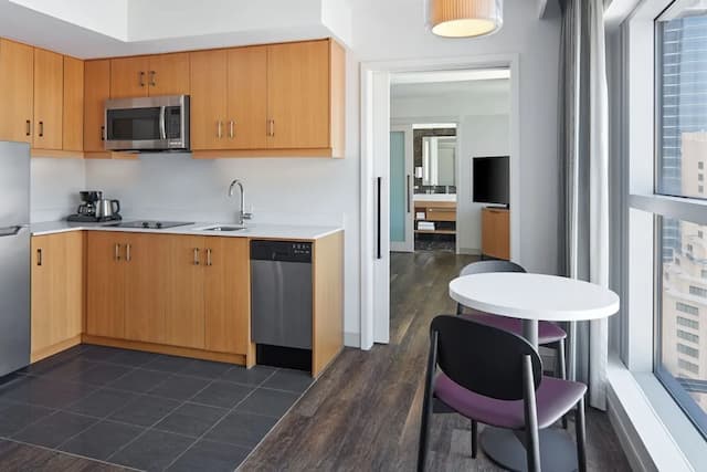 Delta Hotels by Marriott Toronto-Executive Suite, 1 Bedroom-10