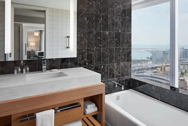 Delta Hotels by Marriott Toronto-Executive Suite, 1 Bedroom-5