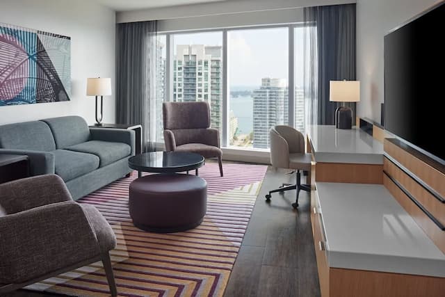 Delta Hotels by Marriott Toronto-Executive Suite, 1 Bedroom-9