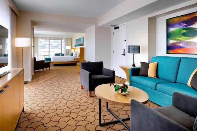 Delta Hotels by Marriott Toronto-Luxury Suite, 1 King Bed with Sofa bed, Tower (View)-2