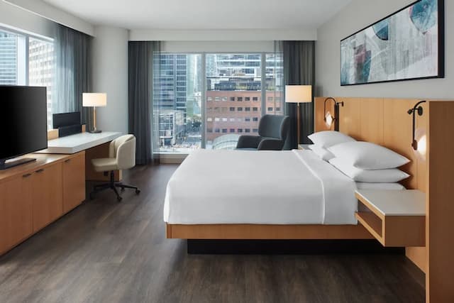 Delta Hotels by Marriott Toronto-Luxury Suite, 1 King Bed with Sofa bed, Tower (View)-1