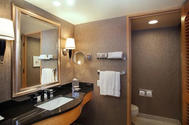 Pan Pacific Vancouver-Premier Room, 2 Double Beds, Harbor View-3