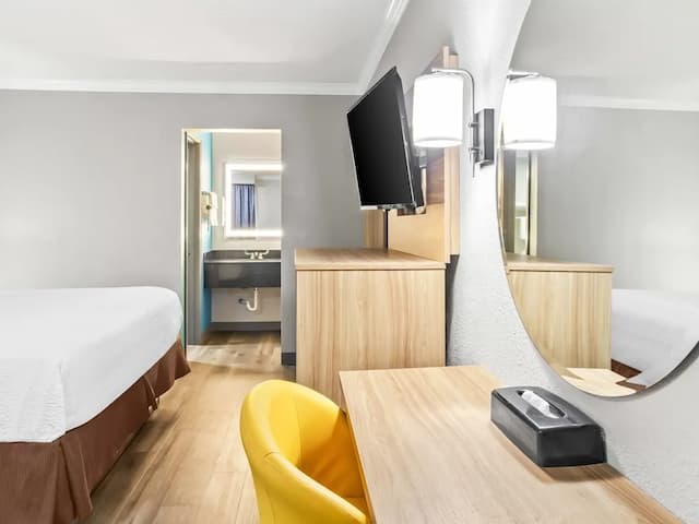 東休士頓溫德姆戴斯酒店-標準客房, 1 張特大雙人床-3