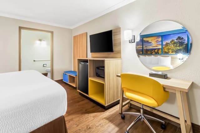 東休士頓溫德姆戴斯酒店-客房, 1 張特大雙人床, 無障礙, 非吸煙房 (Mobility/Hearing, Tub w/ Grab Bars)-4