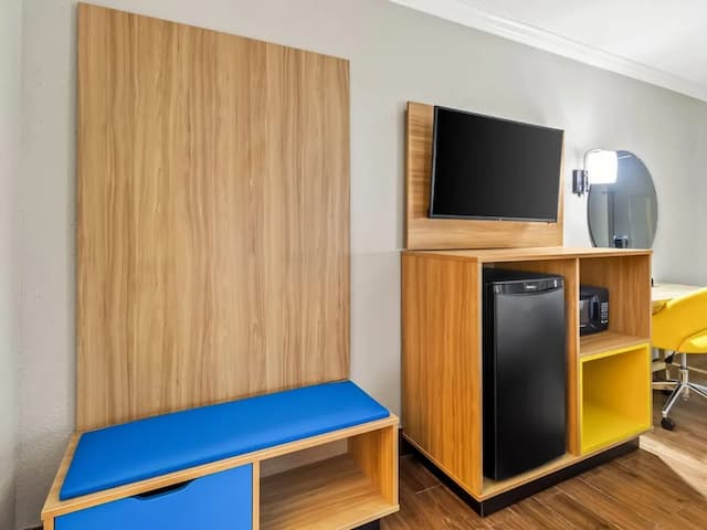 東休士頓溫德姆戴斯酒店-客房, 1 張特大雙人床, 無障礙, 非吸煙房 (Mobility/Hearing, Tub w/ Grab Bars)-2