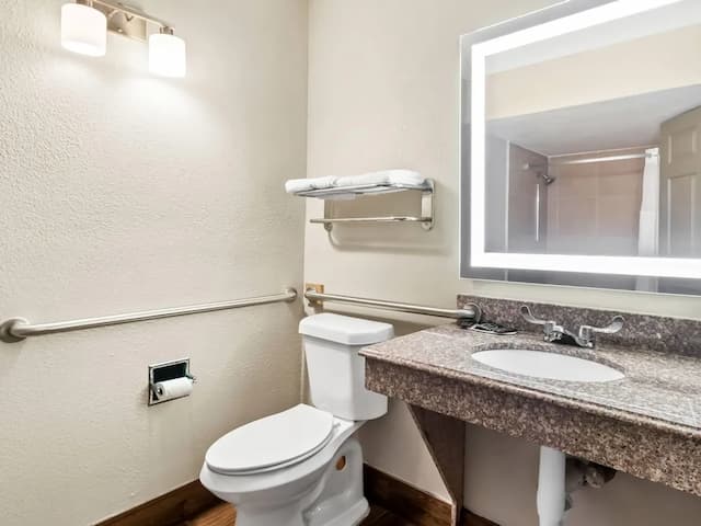 東休士頓溫德姆戴斯酒店-客房, 1 張特大雙人床, 無障礙, 非吸煙房 (Mobility/Hearing, Tub w/ Grab Bars)-6