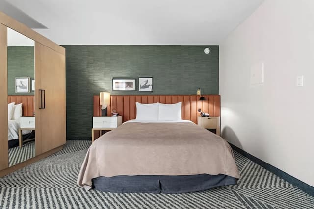 Royal Palace Westwood-Junior Suite Accessible Mini Suite Tub-1