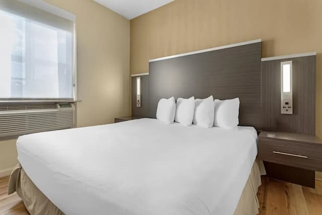 貝斯特韋斯特牙買加飯店-標準客房, 1 張特大雙人床, 非吸煙房, 冰箱和微波爐-3