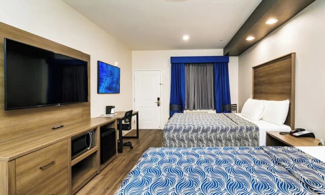 Palace Inn Blue Edgebrook-Family Room, 2 Queen Beds-3