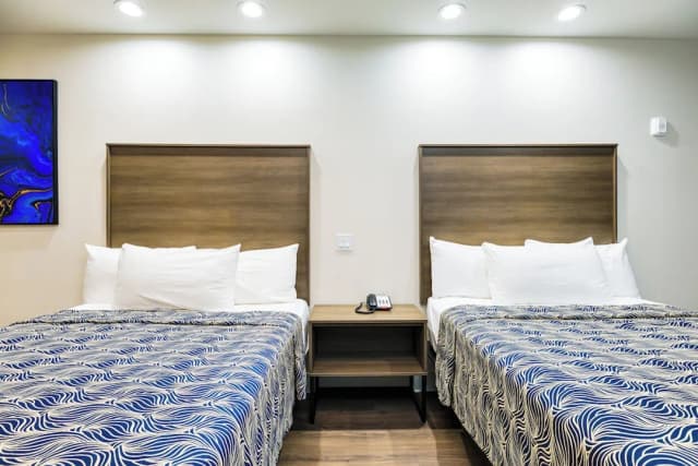 Palace Inn Blue Edgebrook-Family Room, 2 Queen Beds-6