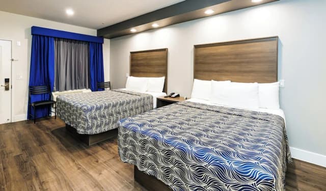 Palace Inn Blue Edgebrook-Family Room, 2 Queen Beds-2