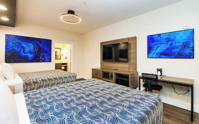 Palace Inn Blue Edgebrook-Family Room, 2 Queen Beds-5
