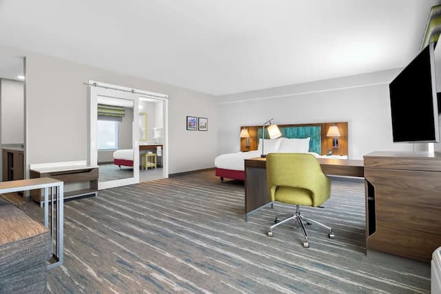 芝加哥醫學區 UIC 希爾頓歡朋套房飯店-開放式客房, 1 張特大雙人床, 無障礙, 浴缸-2