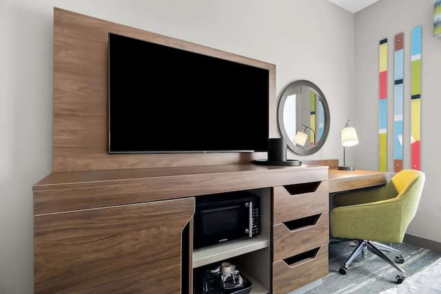 芝加哥醫學區 UIC 希爾頓歡朋套房飯店-開放式客房, 1 張特大雙人床, 無障礙, 浴缸-5