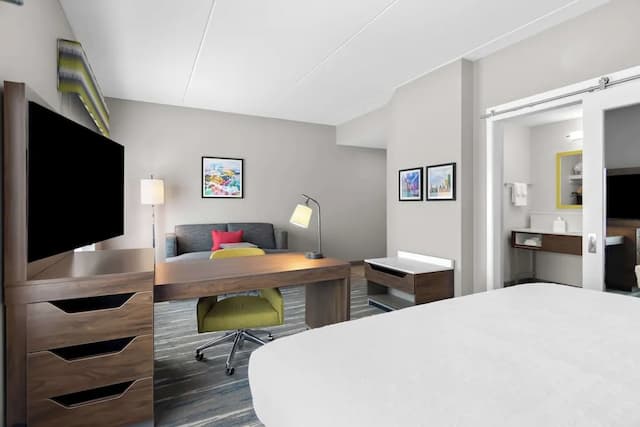 芝加哥醫學區 UIC 希爾頓歡朋套房飯店-開放式客房, 1 張特大雙人床, 冰箱和微波爐 (Wet bar)-3