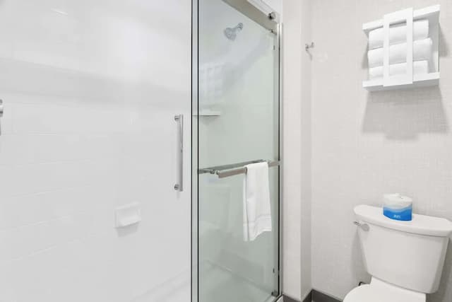 芝加哥醫學區 UIC 希爾頓歡朋套房飯店-開放式客房, 1 張特大雙人床, 冰箱和微波爐 (Wet bar)-4