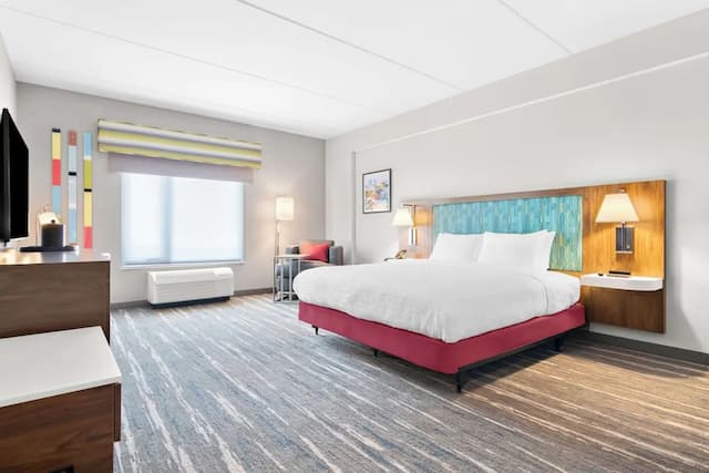 芝加哥醫學區 UIC 希爾頓歡朋套房飯店-開放式客房, 1 張特大雙人床, 無障礙 (Hearing)-1