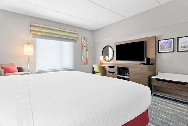 芝加哥醫學區 UIC 希爾頓歡朋套房飯店-客房, 1 張特大雙人床, 冰箱和微波爐-4