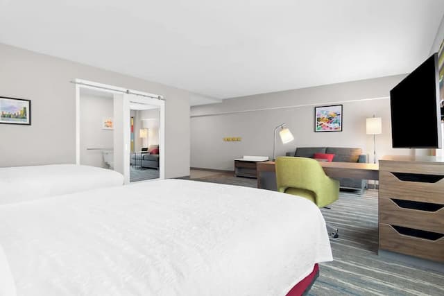 芝加哥醫學區 UIC 希爾頓歡朋套房飯店-開放式客房, 2 張加大雙人床, 冰箱和微波爐 (Wet bar)-6