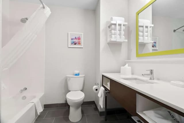 芝加哥醫學區 UIC 希爾頓歡朋套房飯店-客房, 2 張加大雙人床, 冰箱和微波爐-6