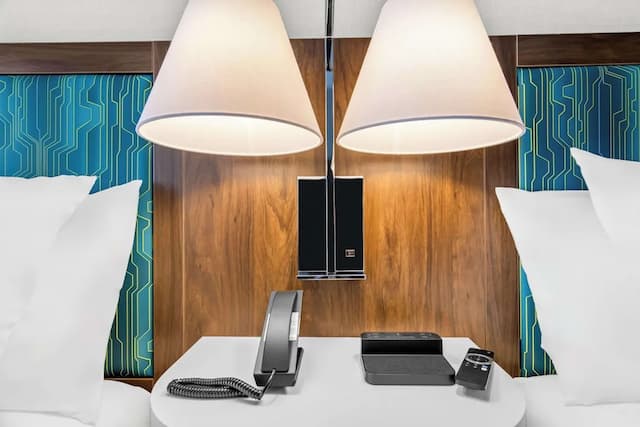 芝加哥醫學區 UIC 希爾頓歡朋套房飯店-客房, 2 張加大雙人床, 冰箱和微波爐-1